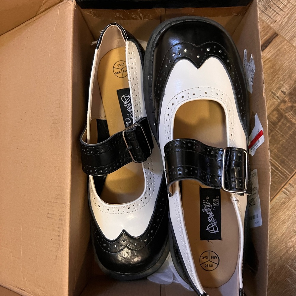 Anarchic by Tim Black and White mary Jane shows